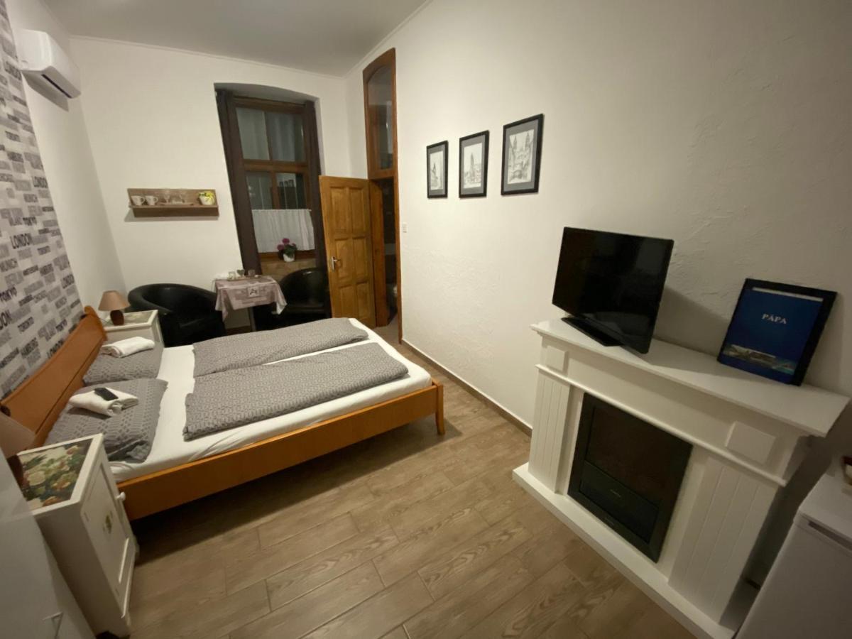 Anna Apartman Pápa Buitenkant foto